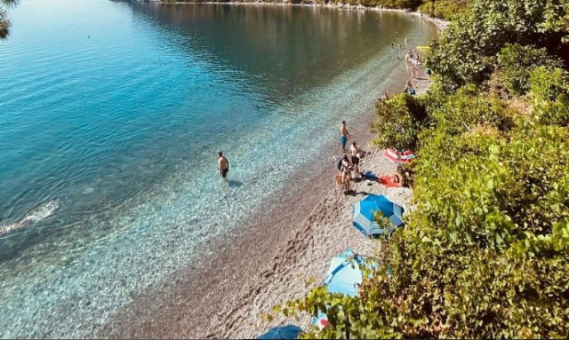 Αυτή είναι η παραλία με τα κρυστάλλινα νερά δίπλα από την Αθήνα που αξίζει να επισκεφτείτε