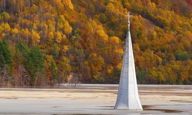 Το πιο τοξικό χωριό στον κόσμο - Οι απόκοσμες εικόνες από τη βύθισή του σε λίμνη μολυσμένης λάσπης