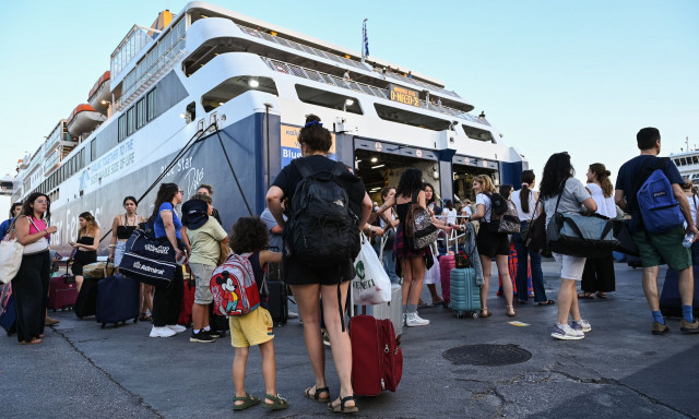 Σε πλήρη εξέλιξη η έξοδος των αδειούχων: Αυξημένη η κίνηση στα λιμάνια - Αναχωρούν γεμάτα τα πλοία