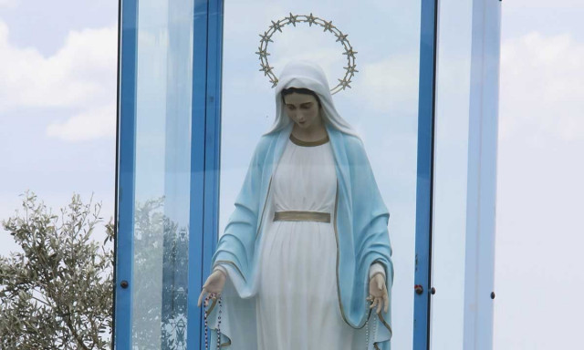 Fake News η Παναγία που «κλαίει με δάκρυα αίματος» - Επίσημη διάψευση από το Βατικανό