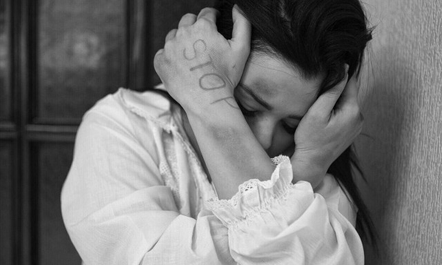 Κατήγγειλε περιστατικό ενδοοικογενειακής βίας και της απάντησαν «δεν φαίνεστε κακοποιημένη»