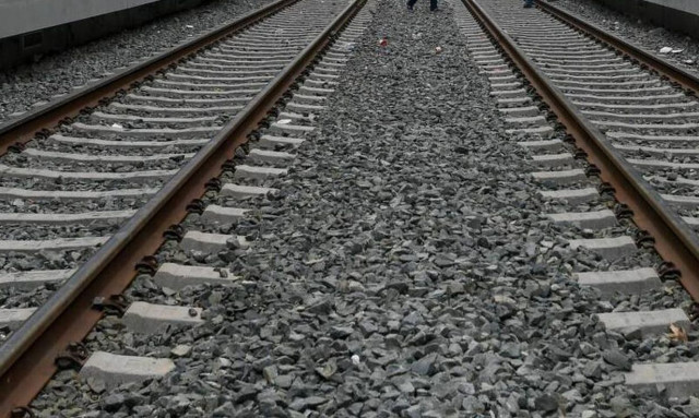 Στις ράγες έπεσε 3χρονο παιδί - Σώθηκε στιγμές πριν περάσει το τρένο