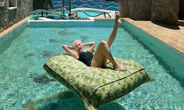 Στην Ελλάδα για διακοπές η μητέρα του Έλον Μασκ - Οι πόζες της στο Instagram