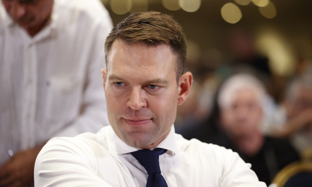 Ε όχι και να χτυπάνε έναν ατόφιο αριστερό για μια κωλοπισίνα