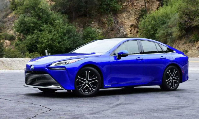 Το Toyota Mirai πωλείται στα μισά της τιμής του