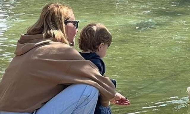 Τζένη Μπαλατσινού: Απολαμβάνει τις καλοκαιρινές της διακοπές στην Πάτμο με τον γιο της