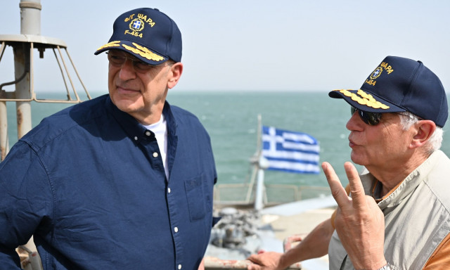 Ο Νίκος Δένδιας με τον Ζοζέπ Μπορέλ στη Φρεγάτα «ΨΑΡΑ» που ναυλοχεί στο Τζιμπουτί