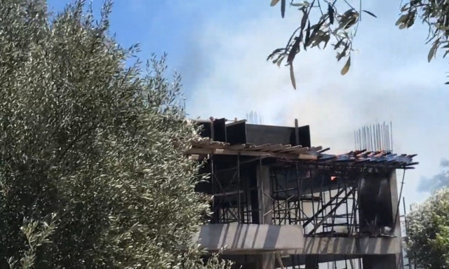 Πυρκαγιά σε οικοδομή στην Κηφισιά - «Σηκώθηκε» και ελικόπτερο πυρόσβεσης (vid)