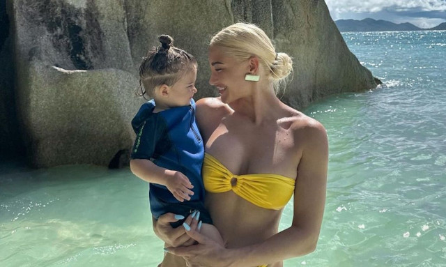 Ιωάννα Τούνη: Οι βουτιές με τον γιο της, Πάρη στην πισίνα του ξενοδοχείου τους