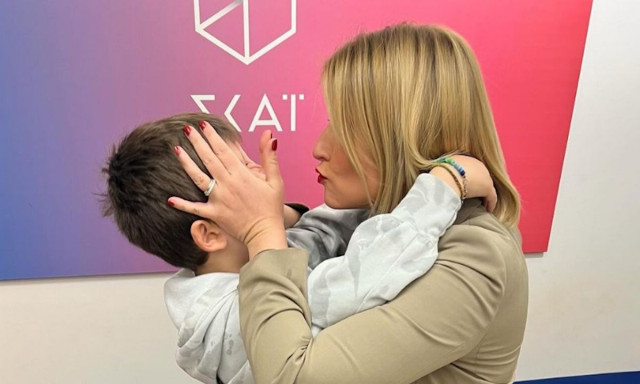 Σία Κοσιώνη: Πανηγύρισε την επιτυχία της εθνικής στο γήπεδο με τον γιο της