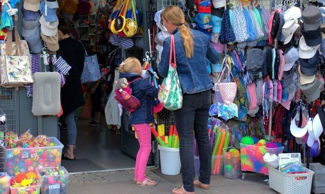 Άνοιξε σήμερα η «αυλαία» των θερινών εκπτώσεων - Τα πρώτα ψώνια και οι βόλτες στην αγορά (vid)