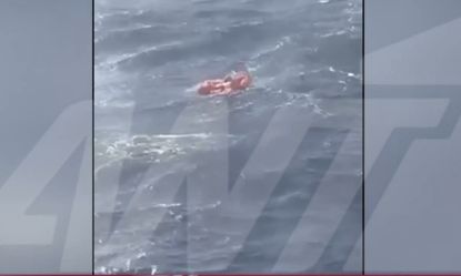 Συγκλονιστικό βίντεο: Διάσωση ναυαγού ανάμεσα σε Τήνο-Μύκονο, εν μέσω έντονης θαλασσοταραχής