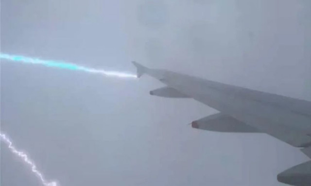 Βίντεο που κόβει την ανάσα: Η στιγμή που κεραυνός «χτυπά» αεροπλάνο