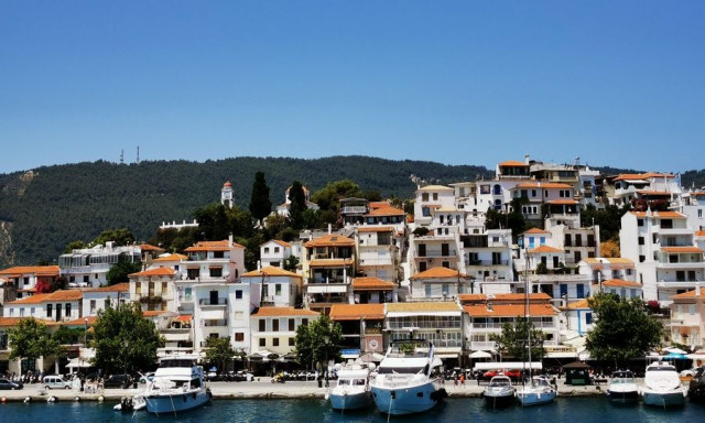 Σκιάθος: Ασθενοφόρο παρέσυρε δύο κορίτσια – Τραυματίστηκαν ελαφρά