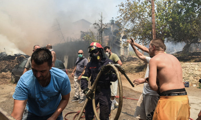 Φωτιά στην Πάτρα: Κάηκε σπίτι και αυτοκίνητο - Μήνυμα του 112 για την Εγκλυκάδα