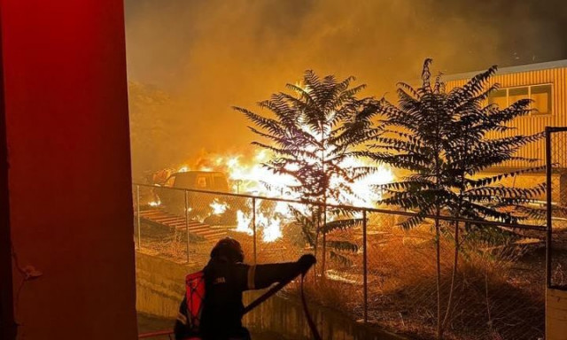 Μενίδι: Φωτιά στη λεωφόρο Καραμανλή, απειλούνται εργοστάσια