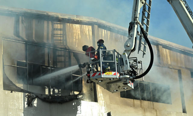 Μενίδι - Νύχτα «κόλαση»: Συνεχίζεται η «μάχη» με τις φλόγες - Η επόμενη μέρα της πύρινης καταστροφής