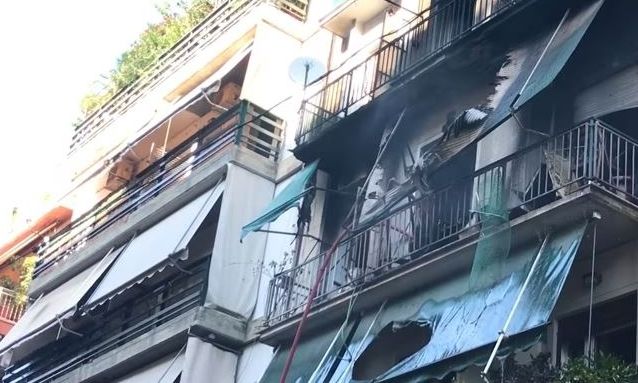 Μεγάλες ζημιές από πυρκαγιά σε διαμέρισμα στην Αγίου Μελετίου - Απομακρύνθηκαν οι ένοικοι (vid)