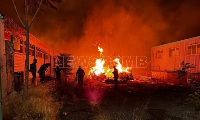 Φωτιά στο Μενίδι: Καίγονται εργοστάσια με ξύλα και πλαστικά - Πληροφορίες για εκρήξεις (pics, video)