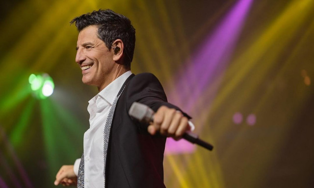 Σάκης Ρουβάς: Το ατύχημα στη συναυλία του - Έπεσε στη σκηνή