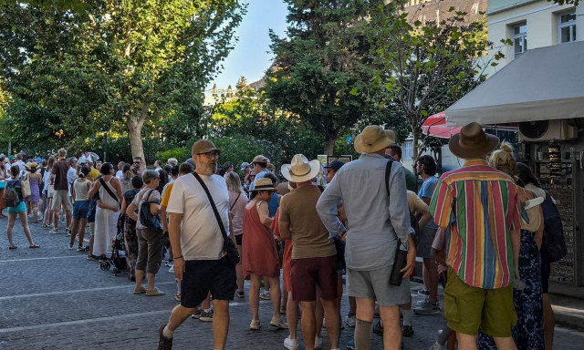 Ξεναγοί: Προκηρύσσουν απεργία γιατί διαφωνούν με τους «συνοδούς» στους τουρίστες