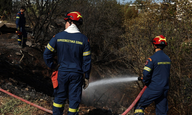Φωτιά στο Μενίδι: Ξεκίνησε από υπαίθριο χώρο και επεκτάθηκε ταχύτατα
