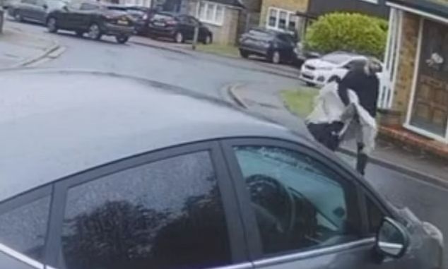 Βρετανία: Η στιγμή που ο δολοφόνος με τη βαλλίστρα φεύγει μετά το φονικό - Τον ψάχνουν παντού (vid)