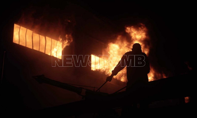 Μάχη με τις φλόγες στο Μενίδι - Κάηκαν εργοστάσια - Μηνύματα από το 112 - Κυκλοφοριακές ρυθμίσεις