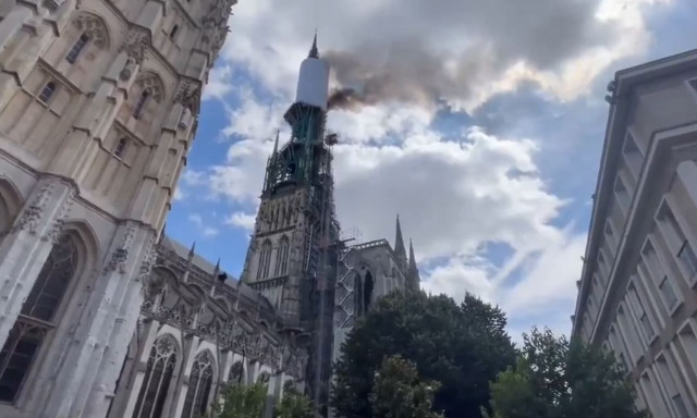 Φωτιά στον καθεδρικό ναό της Ρουέν στη Γαλλία