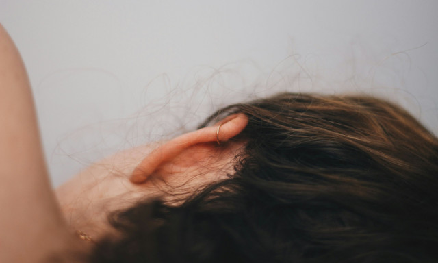 Μεγάλη προσοχή: Πώς πρέπει να καθαρίζουμε τα αυτιά μας - Τι να κάνουμε μετά από θάλασσα και πισίνα