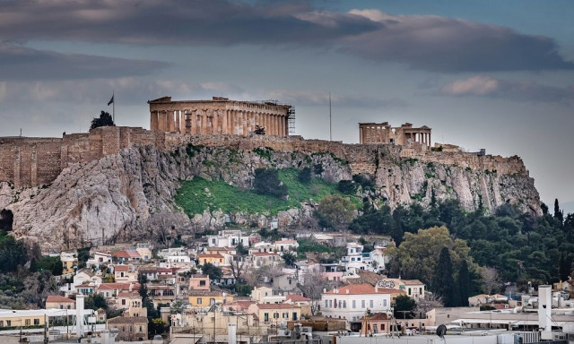 Απογειώθηκε ο χοιρινός γύρος στην Ακρόπολη - Λάδι και φέτα ανεβάζουν τις τιμές για τους τουρίστες