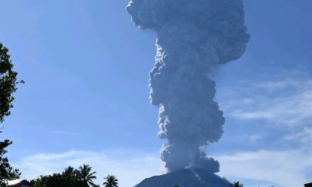 «Ξύπνησε» ηφαίστειο στον Ισημερινό - Εκτοξεύει τέφρα σε ύψος τριών χιλιομέτρων