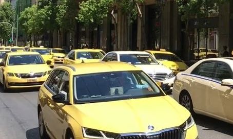 Απεργία ταξί: Κίτρινο «ποτάμι» στο Σύνταγμα - Αυτοκινητοπομπή προς το υπουργείο Τουρισμού