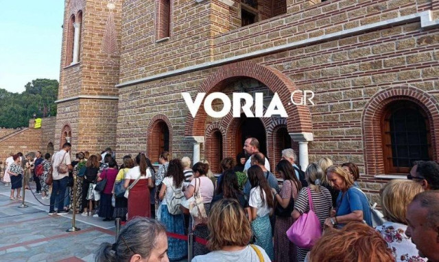 Δέος και κατάνυξη: Ουρές πιστών στον τάφο του Αγίου Παϊσίου