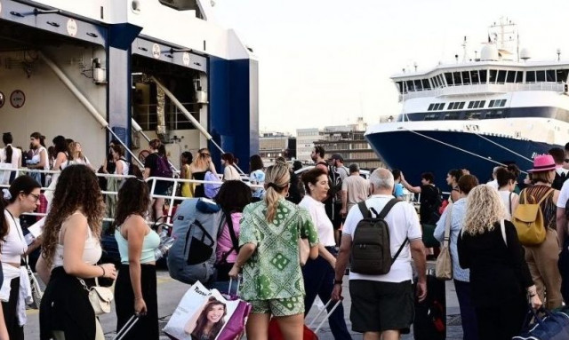 «Φωτιά» τα πακέτα διακοπών: Πόσο αυξήθηκαν από πέρσι τα αεροπορικά και τα ακτοπλοϊκά εισιτήρια