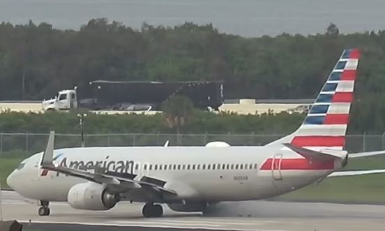 Η τρομακτική στιγμή που «σκάει» το ελαστικό αεροπλάνου λίγο πριν την απογείωση (vid)