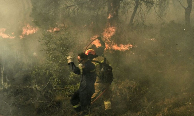 Μάχη με τις φλόγες στην Κορινθία: Χωρίς ρεύμα και νερό στο Βέλο - Κατευθύνεται προς Νεμέα η φωτιά
