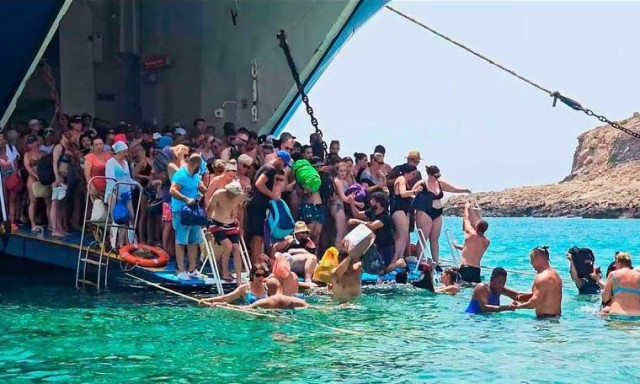 Πρωτοσέλιδο σε βρετανικά μέσα ενημέρωσης το «μπάνιο» στον Μπάλο Χανίων