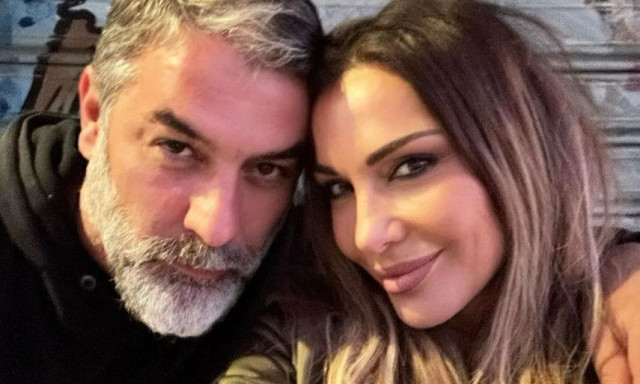 Δέσποινα Βανδή: Άφησε το μικρόφωνο για να φιλήσει τον Βασίλη Μπισμπίκη