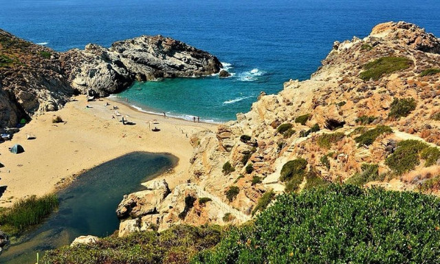 Αυτή είναι ίσως η πιο επικίνδυνη παραλία στην Ελλάδα - Έχει σχοινί για τα κύματα