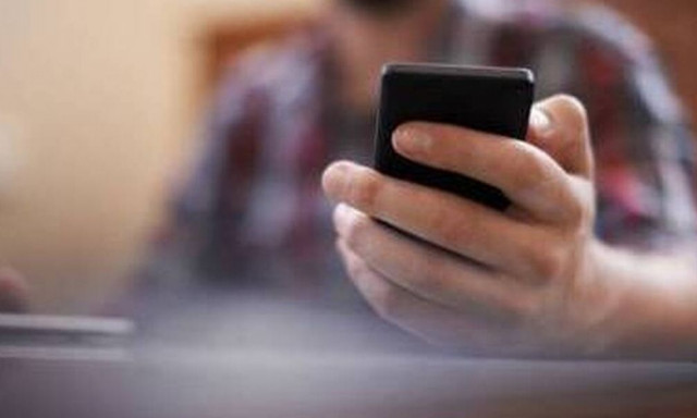 Γυναίκα έστελνε μηνύματα στον νεκρό πατέρα της κάθε μέρα πριν πάρει μια ανατριχιαστική απάντηση