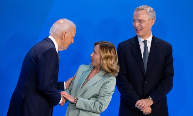 Η Μελόνι κάνει γκριμάτσες και ελέγχει το φανταστικό ρολόι περιμένοντας την άφιξη του Μπάιντεν (vid)