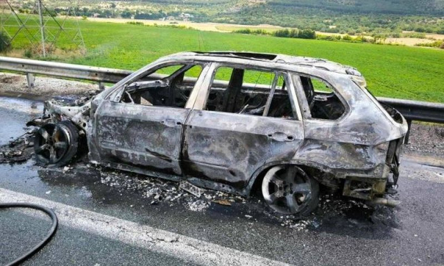 Κοζάνη: Αυτοκίνητο λαμπάδιασε στην Εγνατία - Σώθηκε από θαύμα η οικογένεια που ήταν μέσα