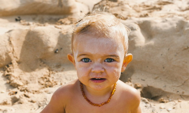 Δερματολόγος προειδοποιεί: Αυτά είναι τα 4 σημεία που ξεχνάμε να βάλουμε αντηλιακό