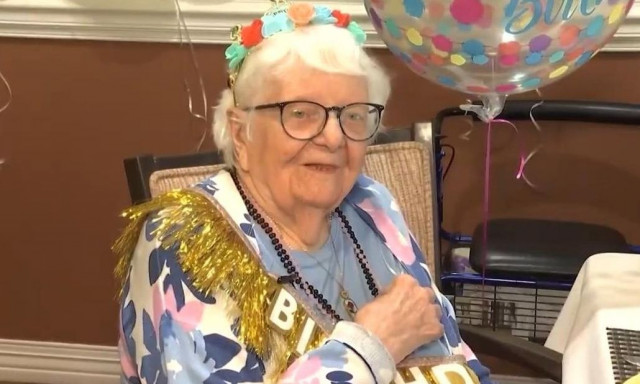 Τρία μυστικά μακροζωίας από γυναίκα 108 ετών: Κρασί, επιδόρπια, φλερτ με μουστακαλήδες