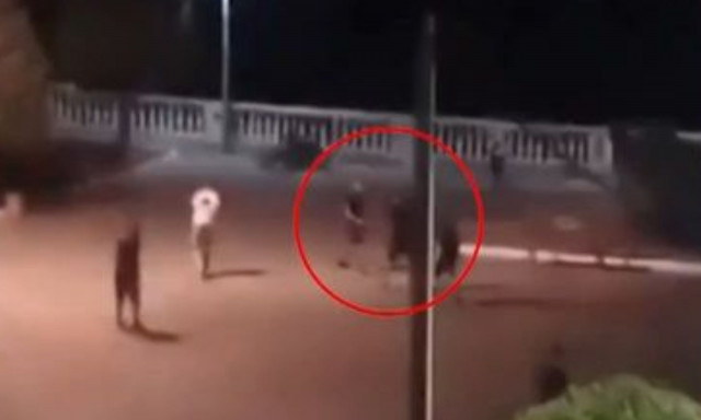 Αμφιλοχία: Αγρία συμπλοκή νεαρών - Πιάστηκαν στα χέρια για ένα τραγούδι τραπ (vid)