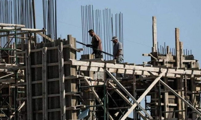 Οικοδόμος επιβίωσε από θαύμα - Ξύλινος πάσσαλος του «καρφώθηκε» στο κρανίο (pics)