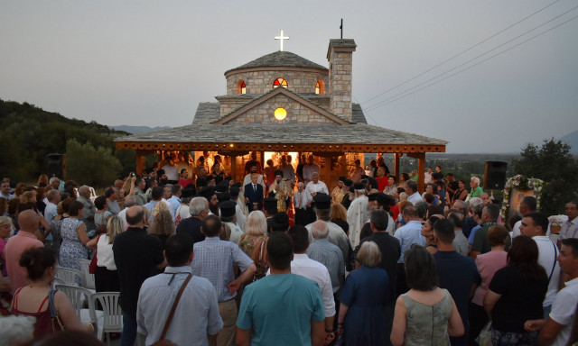 Άγιος Παΐσιος: Λαοθάλασσα στο ναό του «διαβιβαστή Του Θεού» στην Μακρακώμη