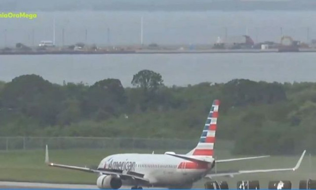 ΗΠΑ: Βίντεο από τη στιγμή που αεροπλάνο πιάνει φωτιά πριν την απογείωση