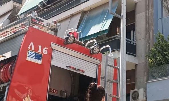 Φωτιά σε διαμέρισμα στην Καλλιθέα - Πέθανε από τους καπνούς ένα μικρό σκυλί (vid)